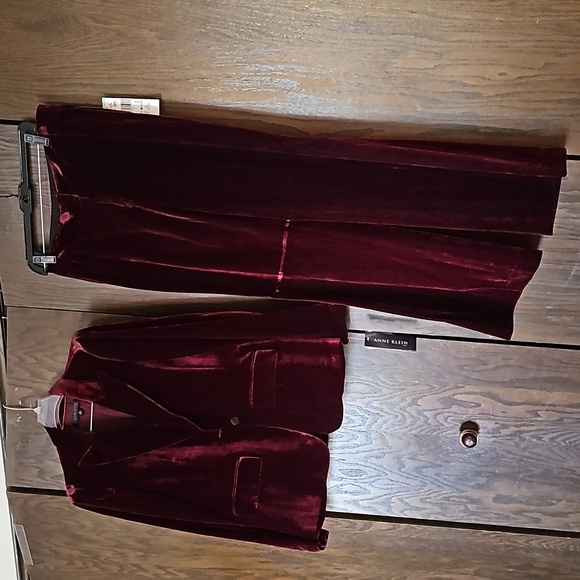 NWT Anne Klein Modern Fit 2PC Women’s Suit Velour Velvet Ruby Red Size 8 - Picture 3 of 6